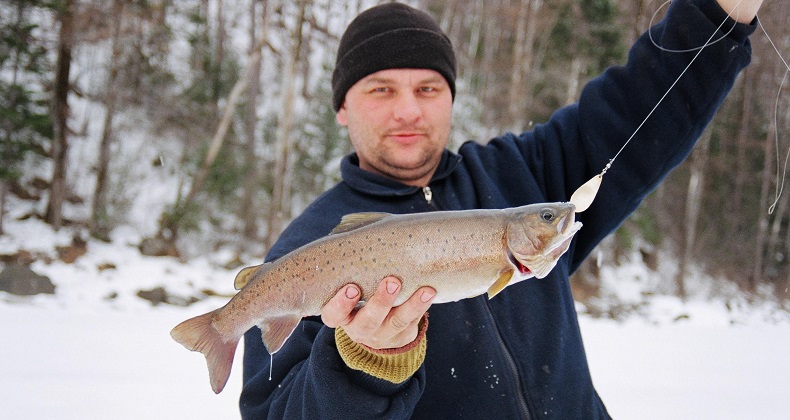 Файл:Ловля ленка зимой.jpg