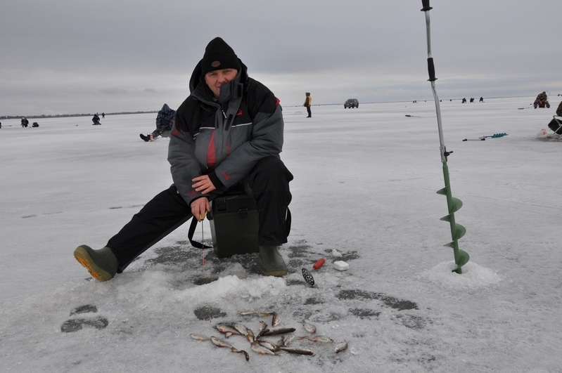 Файл:Зимняя рыбалка на озере Ильмень.jpg