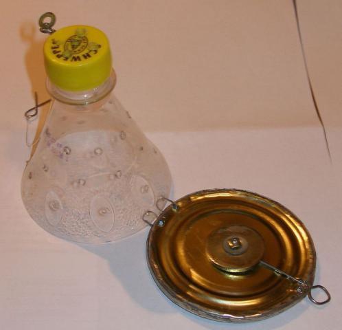 Файл:Кормушка из бутылки для зимней рыбалки.jpg